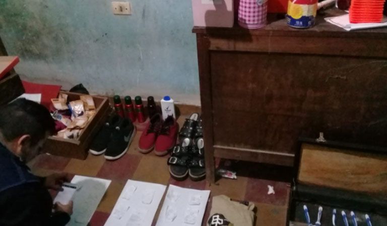 Capital: Una mujer y una travesti desvalijaron a un anciano y lo dejaron tirado debajo de un somier Capital: Una mujer y una travesti desvalijaron a un anciano y lo dejaron tirado debajo de un somier