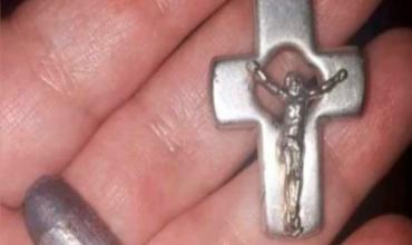 Milagro en Tucumán: una bala perdida impactó en el pecho de un nene y se salvó por el crucifijo que tenía puesto