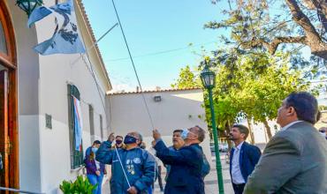 La bandera argentina con Malvinas flamea en el Concejo Deliberante