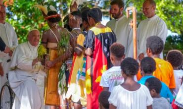 Papa Francisco entrega suministros médicos en su visita a selva de Papúa Nueva Guinea