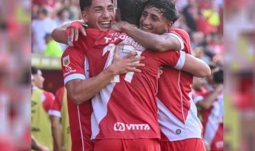 Argentinos aplastó a Estudiantes y escaló al primer lugar en la Zona A