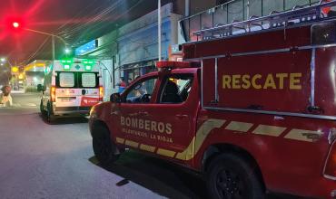 Motociclista sufrió una caída en pleno centro y fue asistida por personal de emergencias