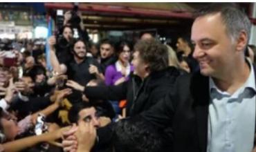  Javier Milei vuelve a mostrarse con Manuel Adorni a 15 días de la elección porteña