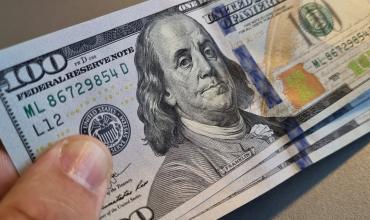 Dólar hoy: el Gobierno celebró que el riesgo país perforó los 700 puntos básicos