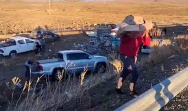Un camión con alimentos volcó sobre la ruta y murió su chofer: a los vecinos no les importó e igual saquearon el cargamento