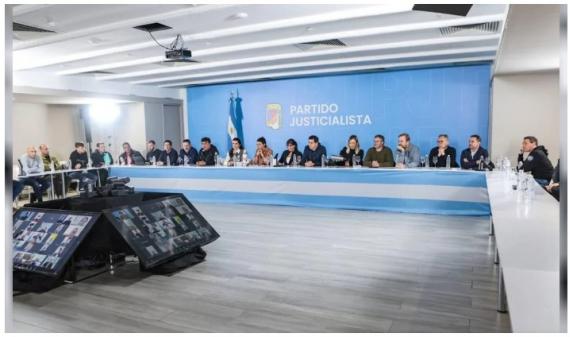 Intendentes de todo el país organizaron la movilización para acompañar a Cristina Kirchner a Comodoro Py