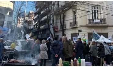 Desalojan a militantes que acampaban frente al departamento de Cristina Kirchner en Constitución