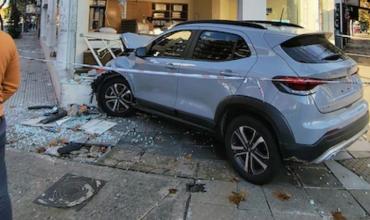 Se quedó dormida, perdió el control de su auto y se incrustó en una tienda de colchones