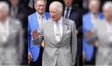 El Rey Carlos rinde homenaje a su padre en medio del distanciamiento con Harry