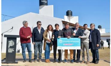 Axel Kicillof entregó viviendas y, tras el acto, los nuevos dueños tuvieron que devolver las llaves