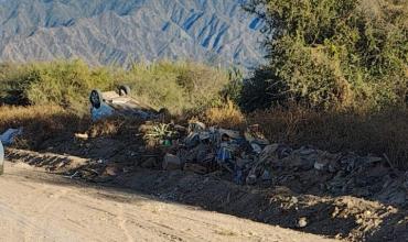 Hallan un auto volcado y abandonado en ex Ruta 38: el conductor apareció horas después