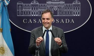 Con el dólar en $ 1.350, Adorni publicó un posteo enigmático