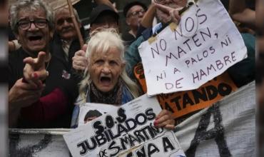 “Supermiércoles” de marchas: los jubilados y los trabajadores del Garrahan se movilizan en el centro porteño
