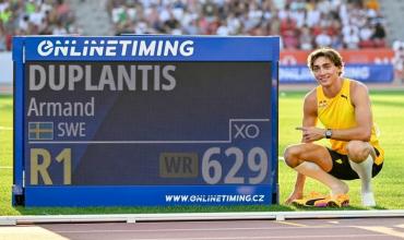 Armand Duplantis rompe nuevamente el récord mundial de salto con garrocha