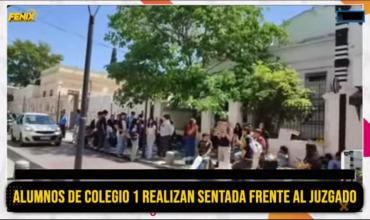 Alumnos del Colegio 1 realizaron una sentada frente a los tribunales provinciales