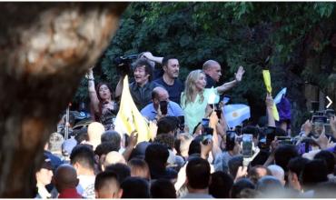 Milei se mostró con militantes en Chaco y pidió no volver "al modelo del pasado con argentinos mendigando"