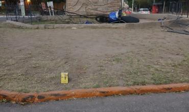  Dos jóvenes resultaron gravemente heridos tras chocar contra una rotonda en la zona del Tinkunaco