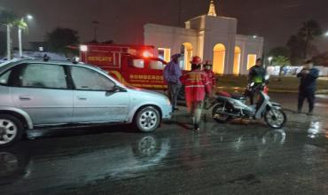 Choque entre auto y moto en la zona sur dejó una mujer con lesiones leves