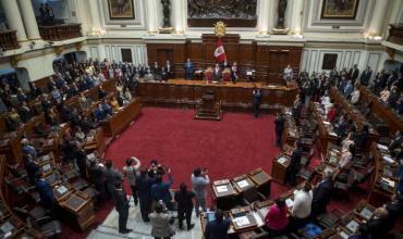 Escándalo en Perú: una legisladora hizo que un asesor le cortara las uñas en su despacho