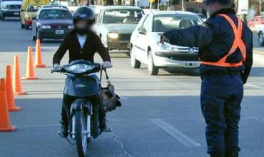 Chilecito: Lo demoraron en un control de transito, se bajó de su moto y le pegó en el pecho a una mujer policía