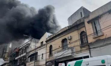 Parque Patricios: evacuaron dos escuelas y un edificio por el incendio de un taller mecánico