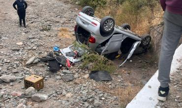 Conductor alcoholizado volcó en Malanzán y cayó con su vehículo al lecho de un río