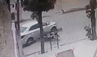 La Rioja: Se bajó en una panadería y un auto le chocó la moto: Pide que le paguen los daños