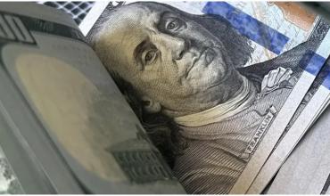 El dólar se desplomó y bajó $35 este martes tras los anuncios de Javier Milei