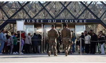 La justicia francesa imputó a dos personas por el robo de joyas en el Louvre y liberó a otras tres en París