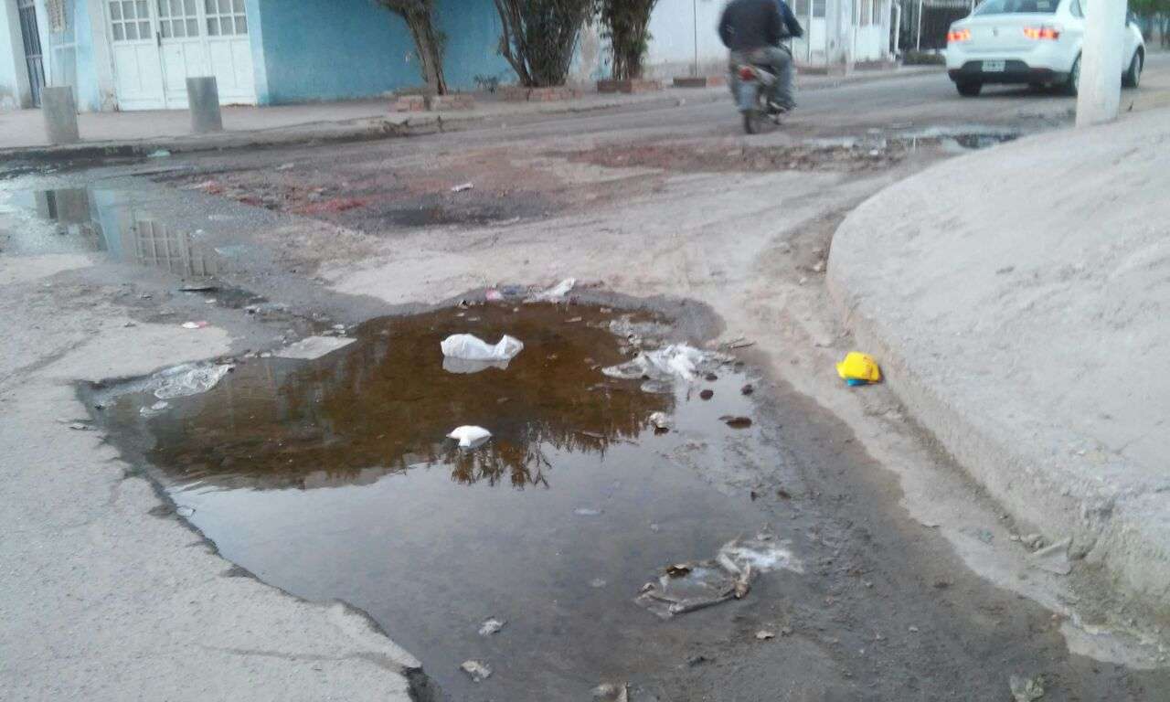Baches y aguas servidas, una constante en las calles de la Capital riojana