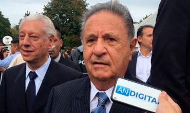 Eduardo Duhalde sobre Carlos Menem: “Debería estar detenido en la casa cuidando a los nietos y no en el Senado”.