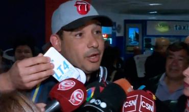 Llegó a Ezeiza el barra brava Maxi Mazzaro: "Me iba de vacaciones a Barcelona"