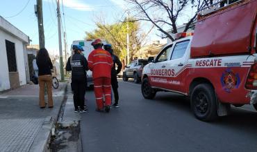 Una mujer perdió el equilibrio y se cayó al asfalto: resultó con traumatismo de cráneo