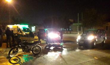 Una moto y un auto chocaron en B° Mis montañas