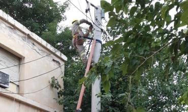 Bomberos sofocaron un incendio en un tendido eléctrico por calle Coronel Lagos y Av. Castro Barros