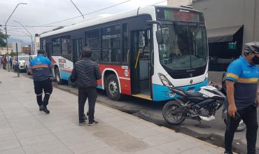 Estreno accidentado: colectivo de Rioja Bus protagonizó un choque e intentó huir