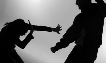 Una mujer fue brutalmente golpeada por su ex pareja en plena vía publica