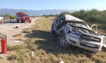 Impresionante choque y vuelco entre camioneta y camión en ruta 38: No hubo heridos graves