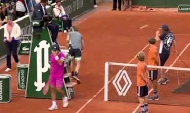 El ataque de furia de Andrey Rublev en Roland Garros: casi le pega un pelotazo a un asistente y destrozó una botella contra el piso