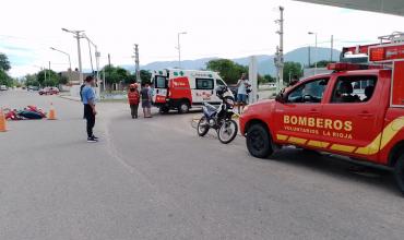 Choque entre una camioneta y una moto por Av. Los Caudillos 
