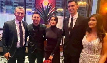 Mauricio Macri se sacó una foto con Lionel Messi y Dibu Martínez: “Felicitaciones por esta noche muy especial”