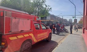 Una mujer resultó herida tras caer de su moto en el centro de la ciudad