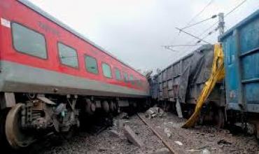 India: dos muertos y 20 heridos al descarrilar un tren de pasajeros