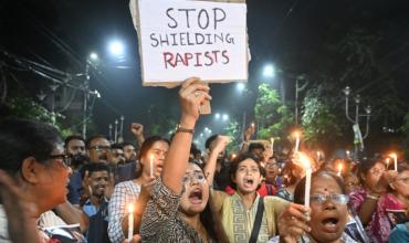 India: miles de detenciones en las protestas por la violación de una joven médica