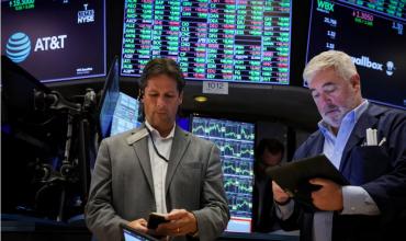 El BCRA compró casi USD 200 millones en el mercado y el riesgo país perforó el piso de 900 puntos