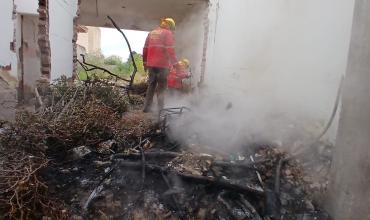 Controlaron un incendio en una vivienda abandonada en calle Buenos Aires