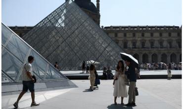 El Louvre cerró sus puertas por huelga de manera inesperada y dejó a miles de turistas sin acceso