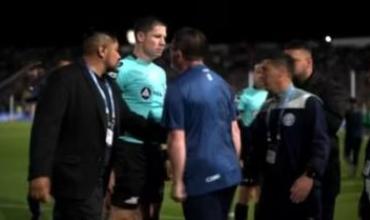 “Sos un botón”: el ataque de furia de Alfredo Berti con el árbitro Nicolás Ramírez tras ser expulsado en la final de la Copa Argentina