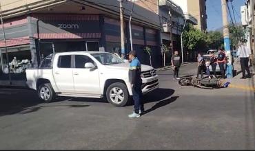 Choque entre camioneta y moto en pleno centro: el juez del TSJ Claudio Saúl manejaba la camioneta