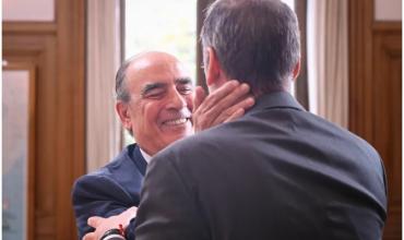 Manuel Adorni abrazó a Guillermo Francos, pero ordenó una "limpieza energética" en sus despachos con sahumerios y palo santo